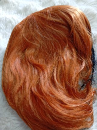 Peluca naranja corta ondulada