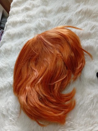 Peluca naranja corta ondulada
