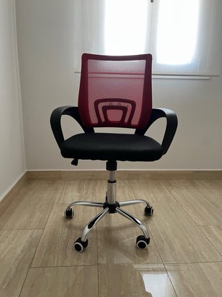 Silla de oficina ergonómica roja y negra