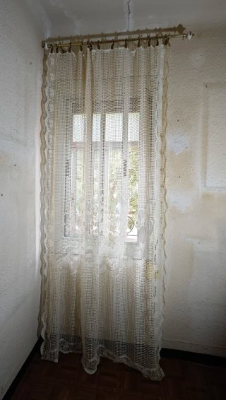 Cortina beige y blanca