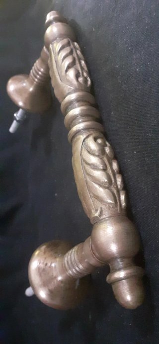 Gran tirador de bronce antiguo. Manilla antigua.