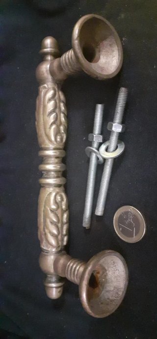 Gran tirador de bronce antiguo. Manilla antigua.