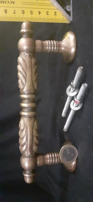 Gran tirador de bronce antiguo. Manilla antigua.