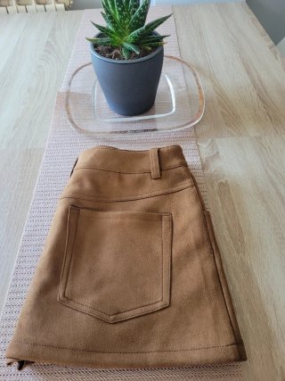 Minifalda marrón Stradivarius.