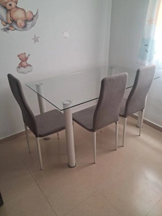 Mesa cristal y 4 sillas comedor