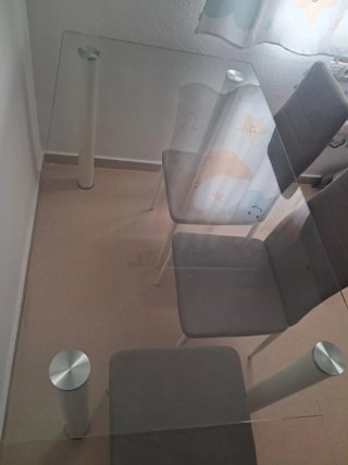 Mesa cristal y 4 sillas comedor