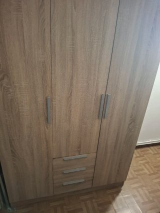 Armario, cama y mesa de madera