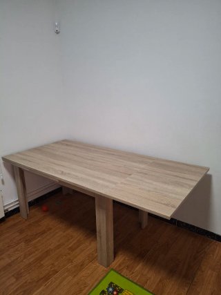 Armario, cama y mesa de madera