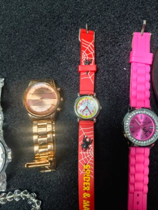 Lote bisutería pulseras y relojes