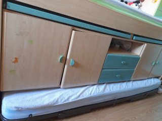 Cama alta con hueco y mesita incorporada