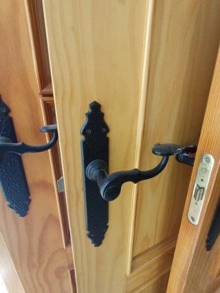 7 Puertas Madera Maciza con marcos incluidos.