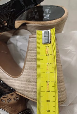 Sandalias negras de tiras con diseño floral