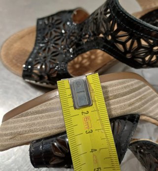 Sandalias negras de tiras con diseño floral