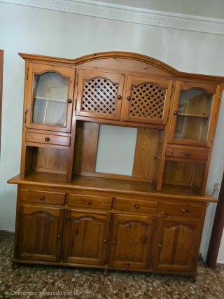Mueble de madera con vitrinas
