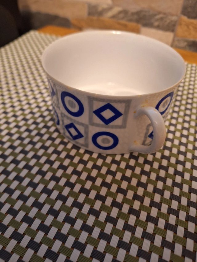Tazza in ceramica con design geometrico