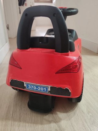 Coche correpasillos rojo para niños