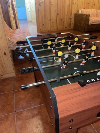 Futbolín de madera con patas