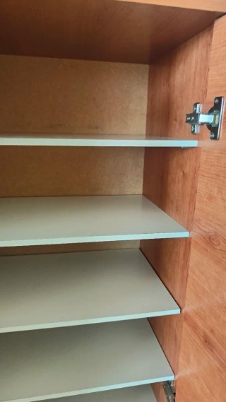 Armario de madera con baldas