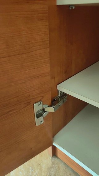Armario de madera con baldas