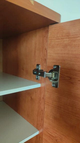 Armario de madera con baldas