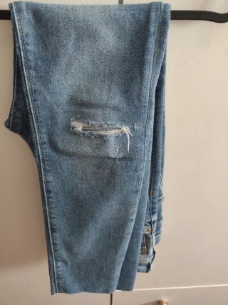 Pantalón vaquero desgastado