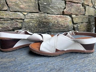 Sandalias Uterqüe blancas y marrones