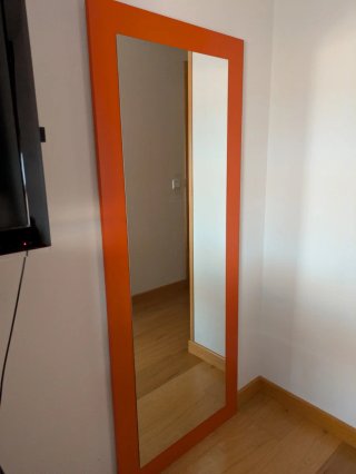 Estructura de cama con somier, mesillas integradas