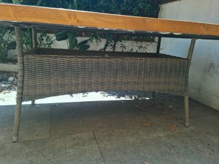 Mesa grande de jardín madera y mimbre con cristal
