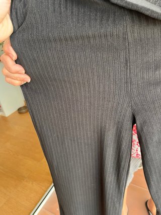 Pantalones negros acampanados de canalé