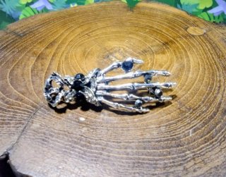 Broche Mano Esqueleto Gótico