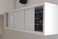 Mueble vitrina y pequeño almacenaje de pared