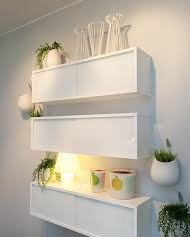 Mueble vitrina y pequeño almacenaje de pared