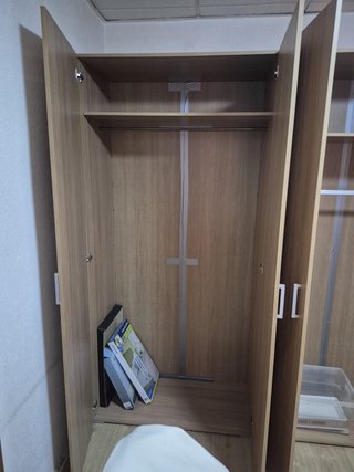 Armario de madera beige y marrón