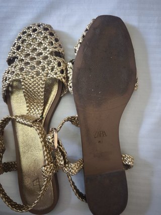 Sandalias planas doradas ZARA Talla 42
