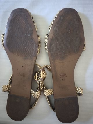 Sandalias planas doradas ZARA Talla 42
