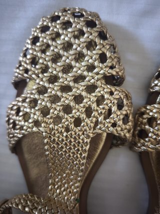 Sandalias planas doradas ZARA Talla 42