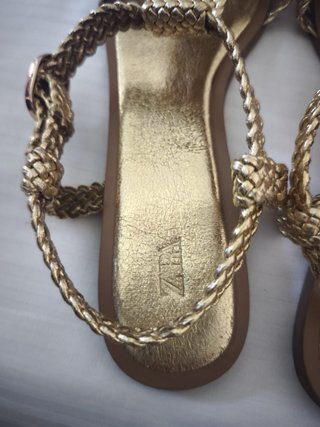 Sandalias planas doradas ZARA Talla 42
