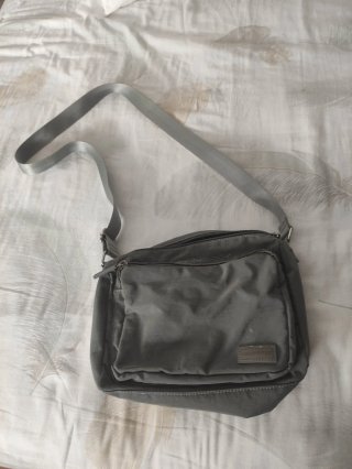 Bolso bandolera de tela gris