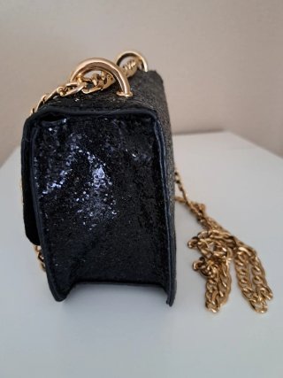 Bolso de fiesta negro con cadena dorada