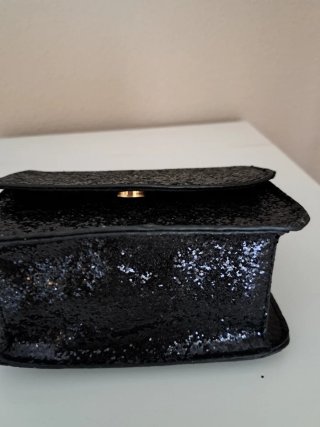 Bolso de fiesta negro con cadena dorada