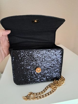 Bolso de fiesta negro con cadena dorada