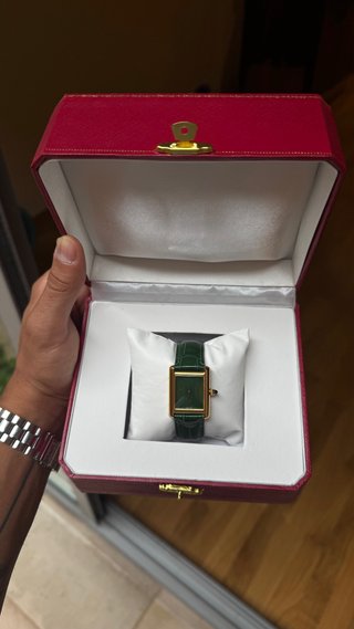 Reloj de pulsera dorado con correa verde