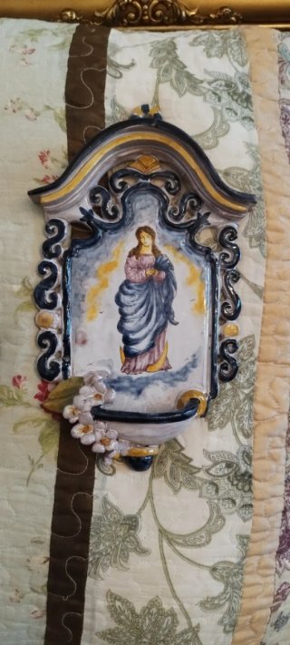 Pila de agua bendita con Virgen
