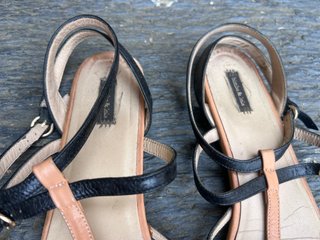 Sandalias Bimba y Lola T-Strap Negras y Marrones