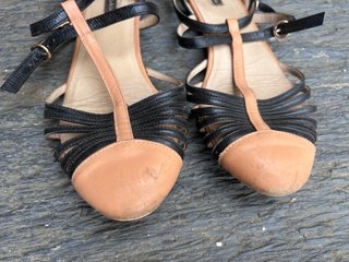 Sandalias Bimba y Lola T-Strap Negras y Marrones