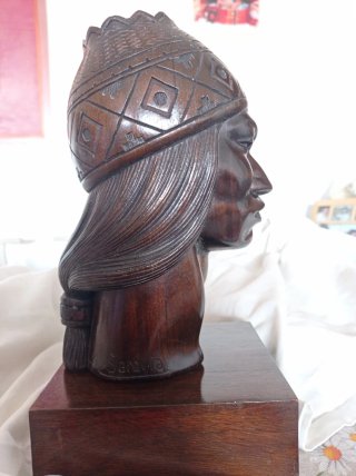 Busto Escultor A. Saravia Caoba