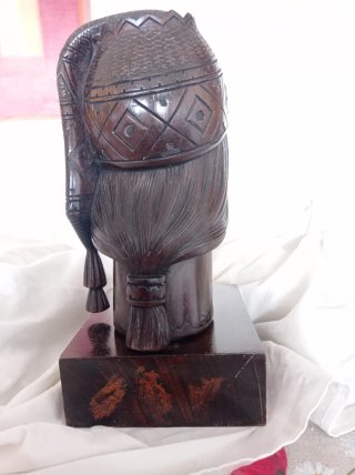 Busto Escultor A. Saravia Caoba