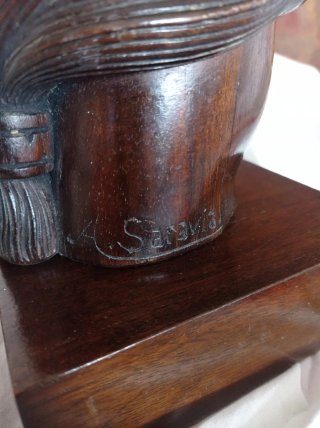 Busto Escultor A. Saravia Caoba