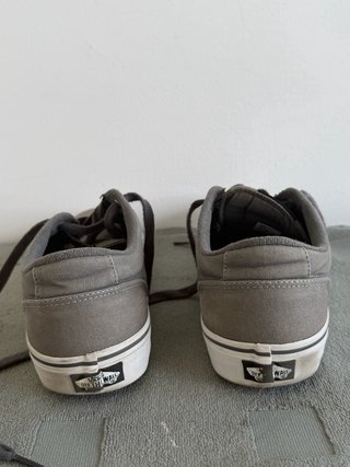 Zapatillas Vans grises y blancas