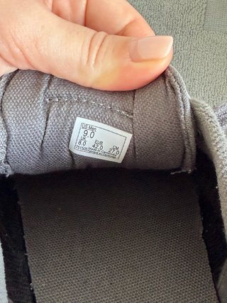 Zapatillas Vans grises y blancas